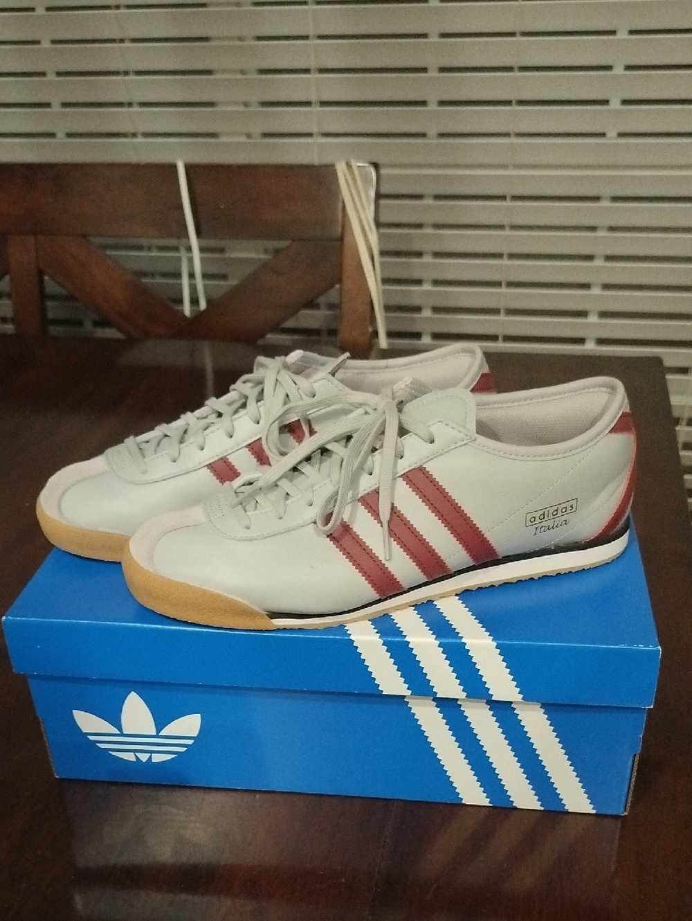 adidas Men’s Lt. Grey Sneakers with Burgundy Stripes and Gum Toe. Size US 10 Mes